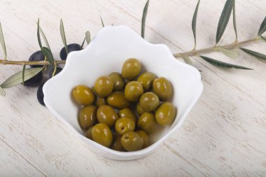 kabın içinde yeşil zeytin 