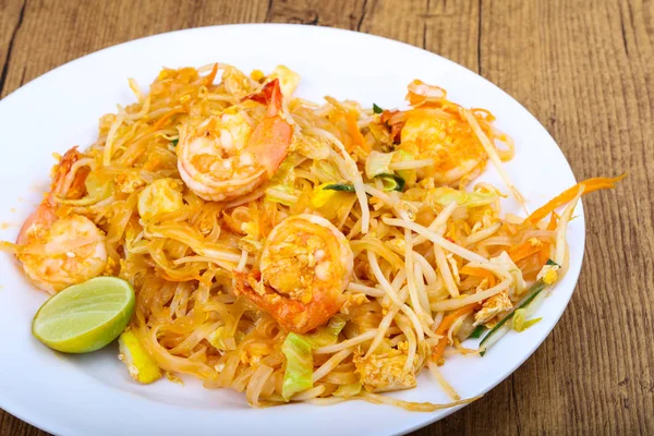 Delicioso Almofada tailandesa com camarões — Fotografia de Stock