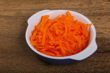 Kabın içinde rendelenmiş havuç 