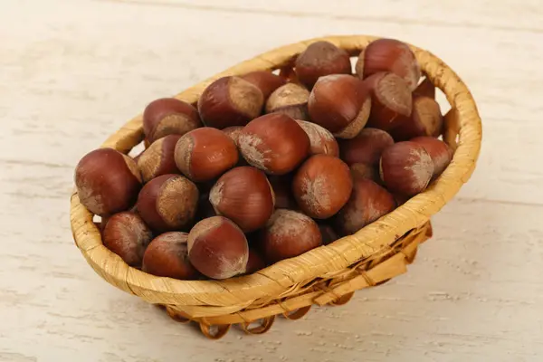 Купа лісових горіхів у кошику — стокове фото