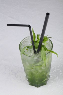 Soğuk tarhun kokteyl