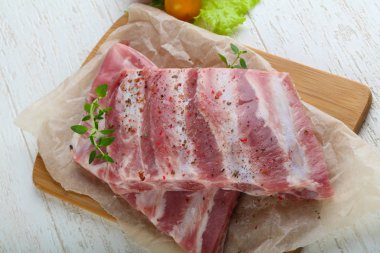 Çiğ domuz kaburgası