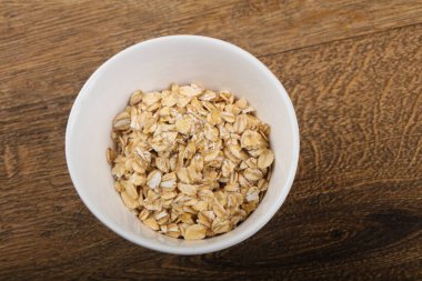 Kabın içinde çiğ yulaf ezmesi 