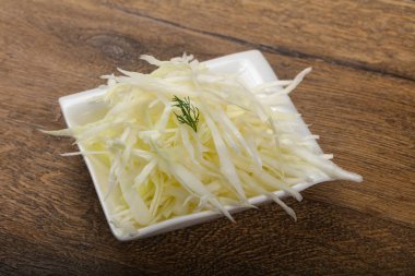 Kabın içinde rendelenmiş lahana 