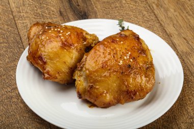 Kızarmış tavuk butları.