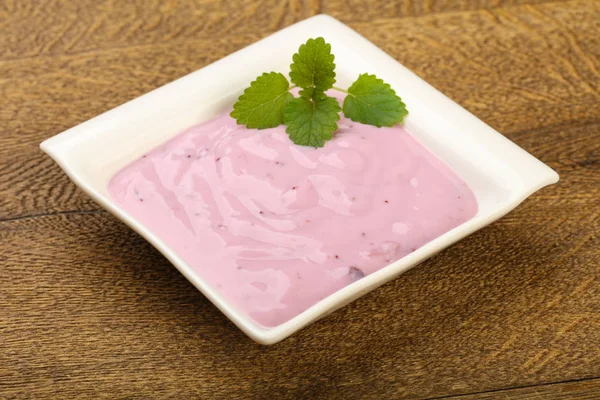 Yoghurt with blueberries in the bowl — Stock Photo, Image