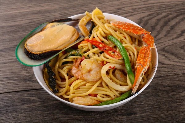 Спагетти с морепродуктами и мидиями — стоковое фото