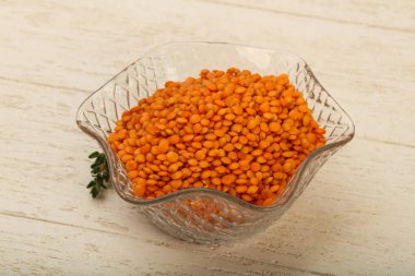 Kabın içinde portakal mercimek