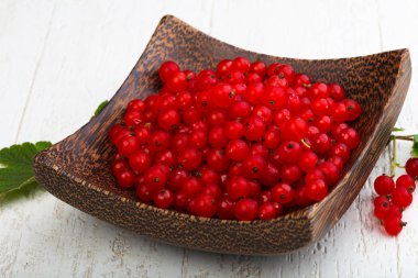 Kabın içinde kırmızı kuş üzümü