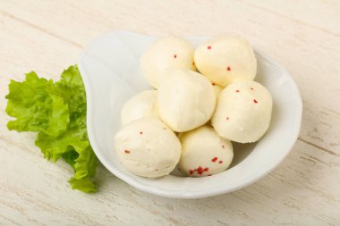 Mozzarella topları kabın içinde 