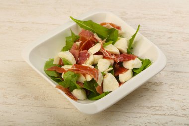 Proscuitto ile lezzetli salata