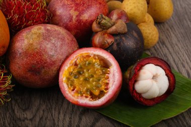 Tropikal meyve karışımı