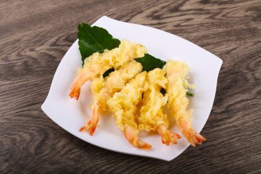 Karides tempura plaka üzerinde