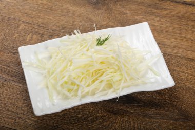 Kabın içinde rendelenmiş lahana 