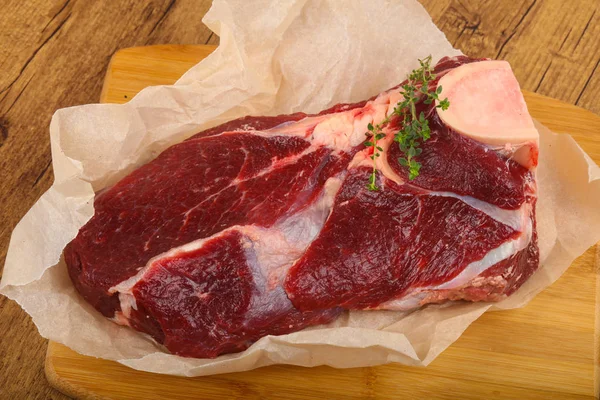 Rohes Rindfleisch mit Thymian — Stockfoto