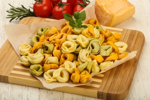 Ahşap tahta üzerinde ham tortellini