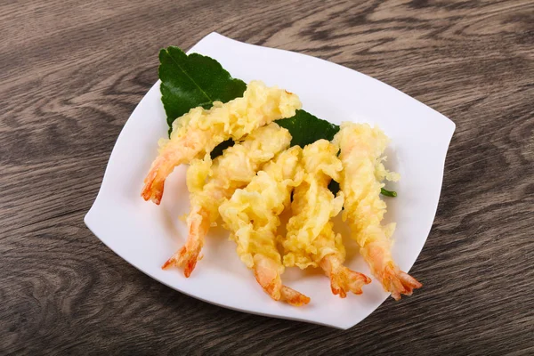 Karides tempura plaka üzerinde