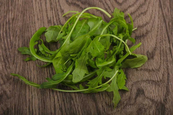 Rucola-Salat-Blätterhaufen — Stockfoto