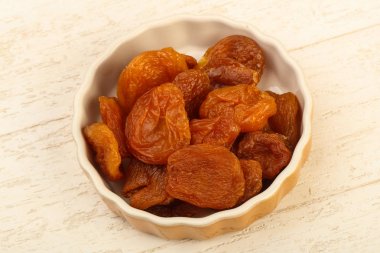 Kasede kurutulmuş kayısı.