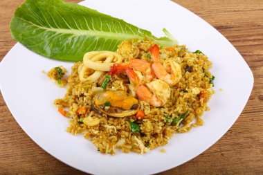 Kızarmış pilav ve deniz ürünleri.