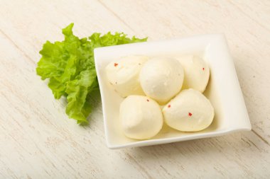 Mozzarella topları kabın içinde 