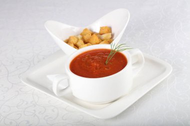Gazpacho çorbası ekmek ile