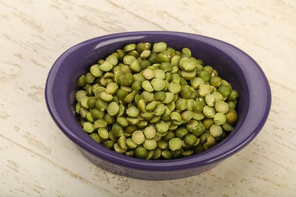 Groene erwten in de kom — Stockfoto