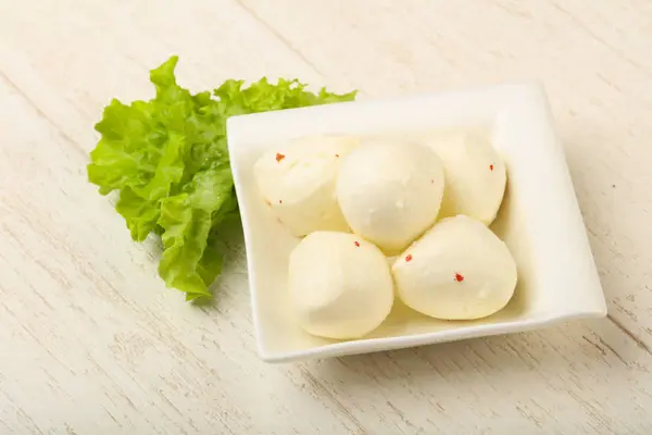 Mozzarella-Kugeln in der Schüssel — Stockfoto