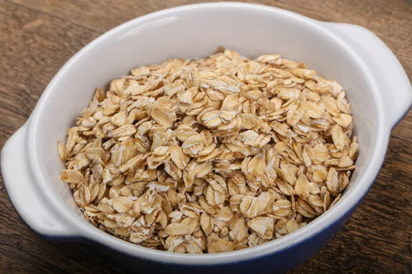 Kabın içinde çiğ yulaf ezmesi 