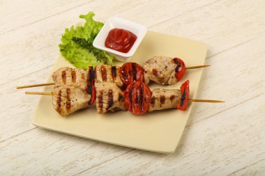 Izgara hindi şişleri