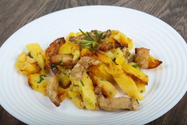 Domuz eti ile kızarmış patates