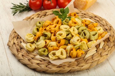 Ahşap tahta üzerinde ham tortellini