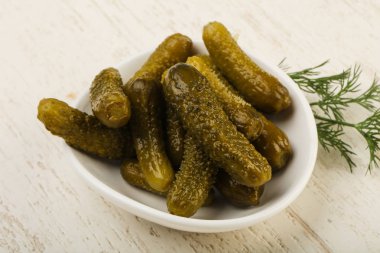 Kabın içinde salatalık turşusu