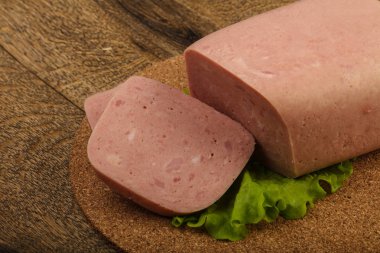 Lezzetli dilimlenmiş jambon sosis