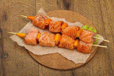 Çiğ somon şişleri