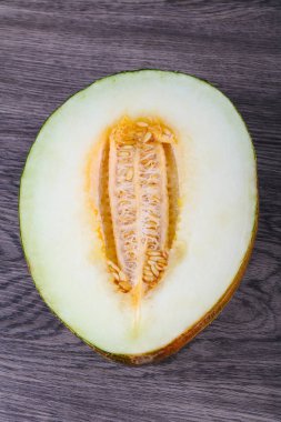 Tatlı kavun yarısı