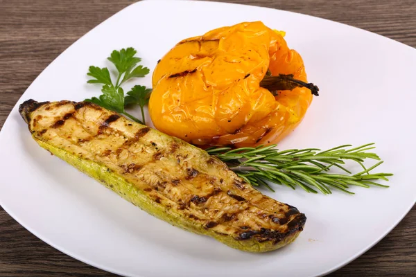 Kızarmış kabak biber ile