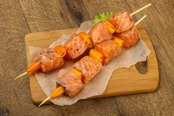 Çiğ somon şişleri