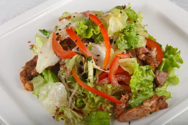 Salade savoureuse au porc — Photo