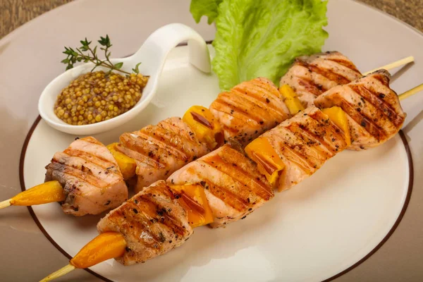 Izgara somon şişleri