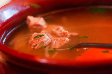 Otlar ile kuzu çorbası