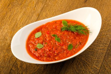 Kabın içinde Gazpacho çorbası