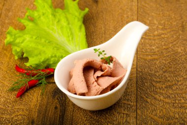 Kabın içinde karaciğer pasta