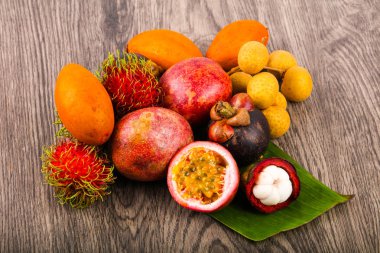 Tropikal meyve karışımı