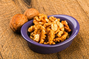 Kabın içinde açık ceviz