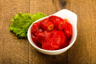 Kabın içinde soyulmuş domates