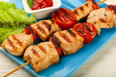 Izgara hindi şişleri