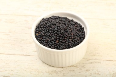 Kabın içinde siyah mercimek