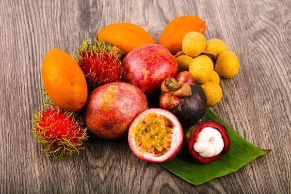 Tropikal meyve karışımı