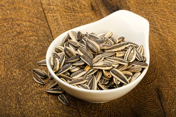 Kabın içinde ayçiçeği tohumu